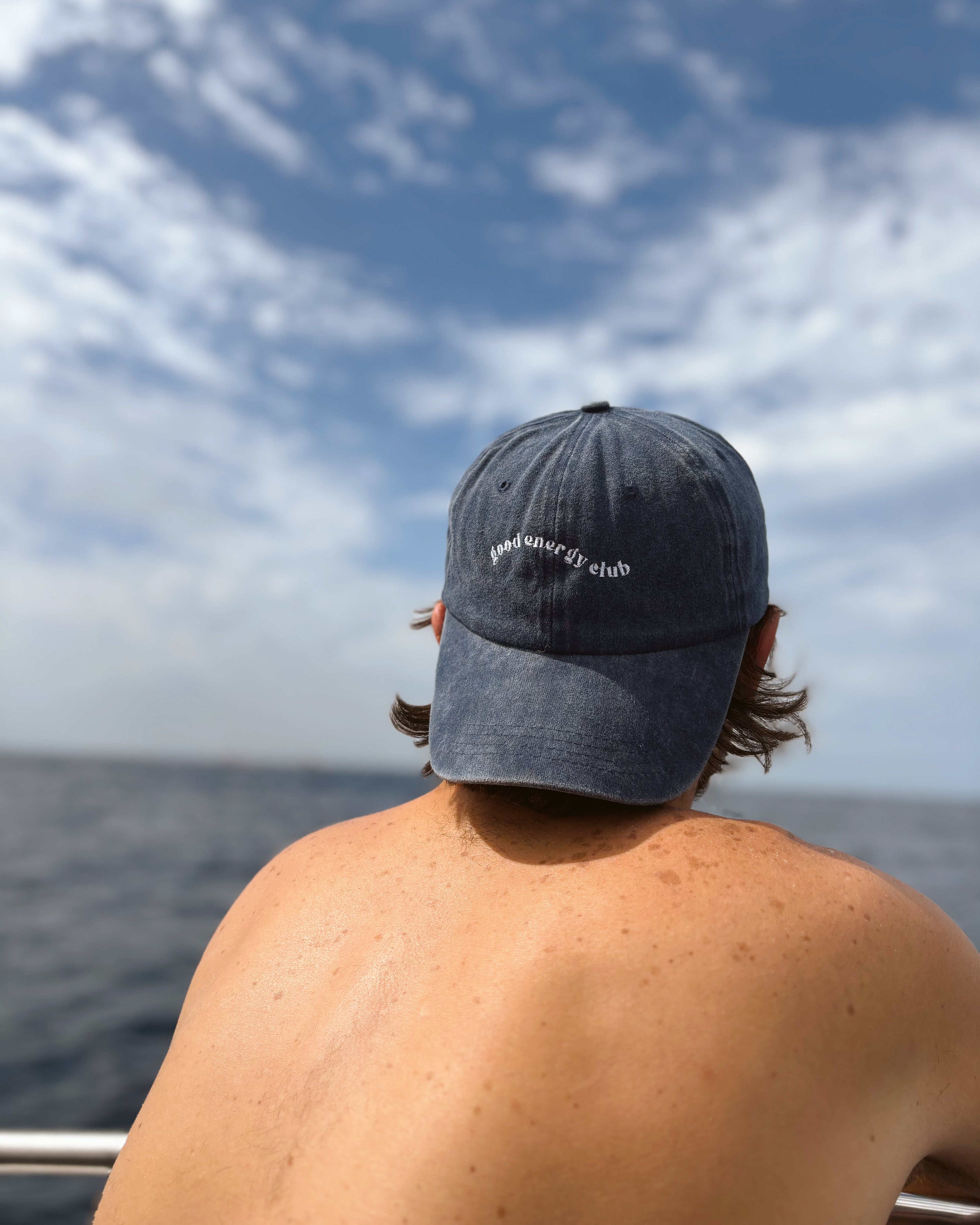 gorra azul deslavada con frase bordada de good energy club