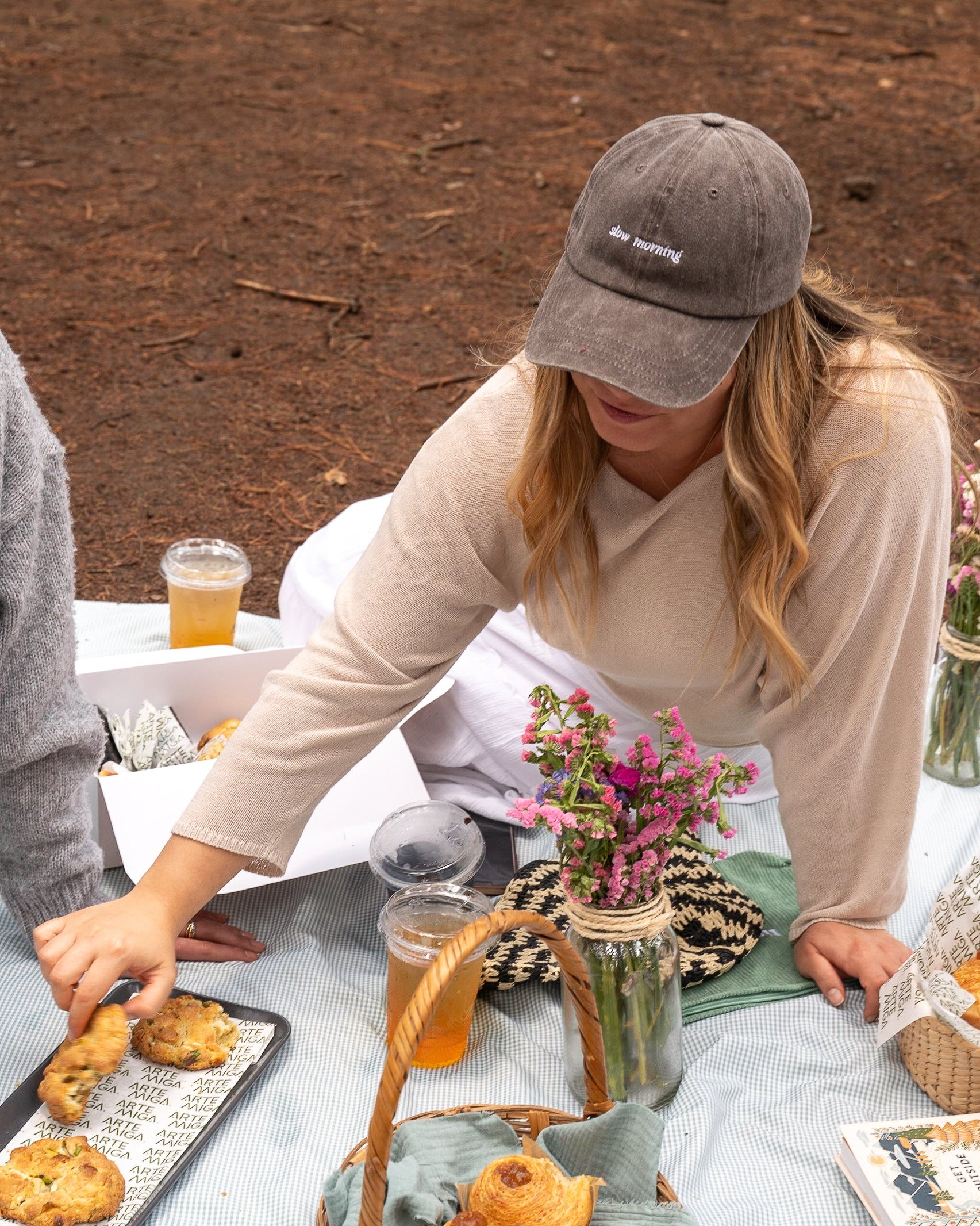 gorra cafe deslavada con frase bordada de slow morning